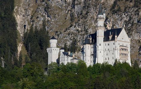 Prosecutors say a man has attacked two women near the Neuschwanstein castle in southern Germany, and one woman has died